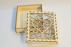 Dřevěná krabička se srdíčky / svatební krabička 19x15x3 cm