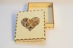 Dřevěná krabička s vyřezávaným srdíčkem 15x13x2 cm  