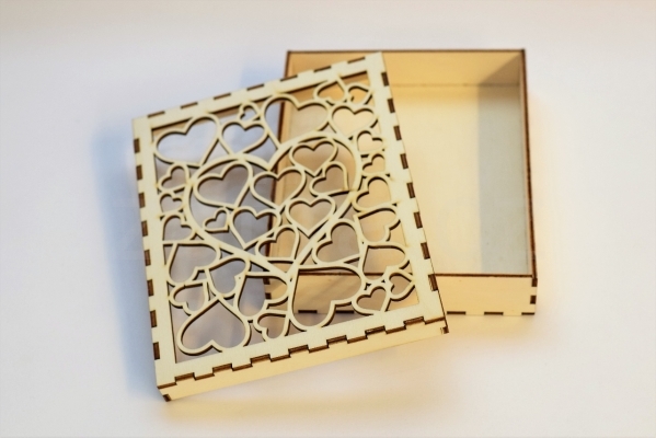 Dřevěná krabička se srdíčky / svatební krabička 19x15x3 cm